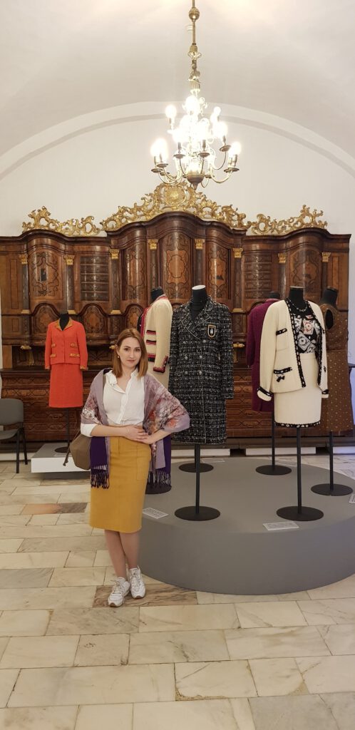 <img scr="https://www.stylowamoda.pl/osobista-stylistka.jpg" alt="Zakupy-ze-stylistką-przegląd-szafy-analiza-kolorystyczna-kreowanie-wizerunku-osobista-stylistka-warszawa-olsztyn-trójmiasto-poznań"/>