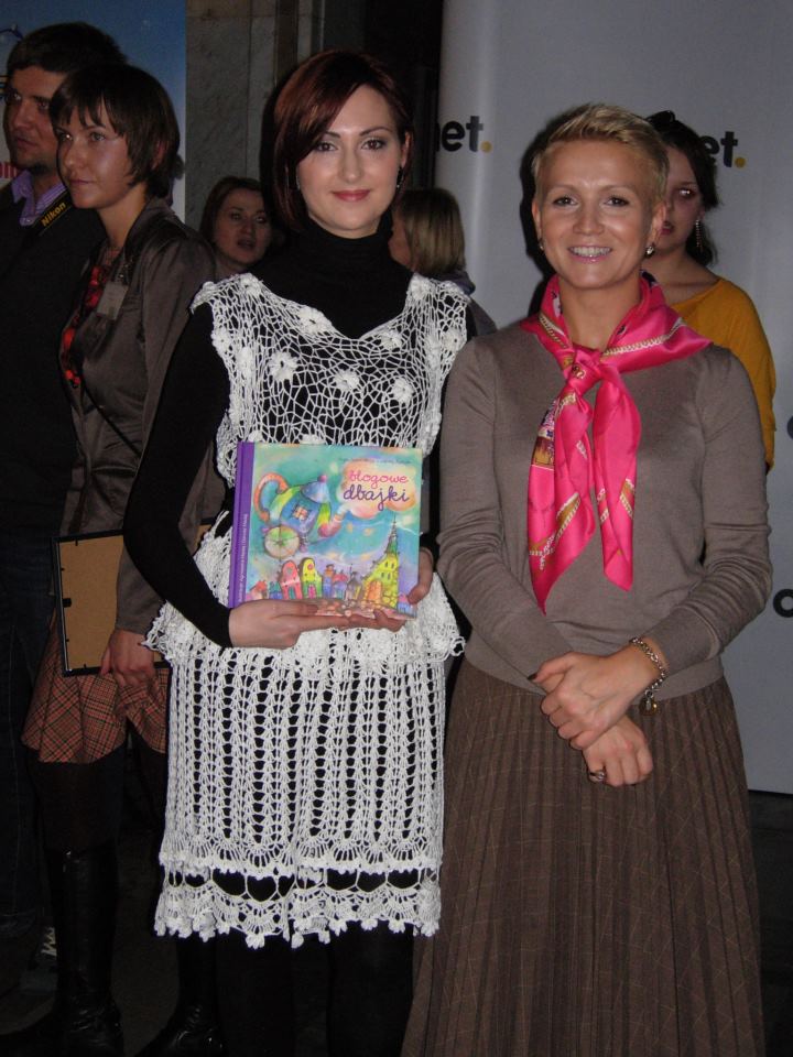 Izabela Jabłonowska i Marta Kuligowska, uroczysta gala w Och Teatrze. Bajka Srebrna Igiełka I. Jabłonowskiej zdobyła nagrodę i została wydana w albumie Blogowe dbajki jako bajka terapeutyczna. Fragmenty wybranych bajek czytała Maria Seweryn. Izabela Jabłonowska i Marta Kuligowska, uroczysta gala w Och Teatrze. Bajka Srebrna Igiełka I. Jabłonowskiej zdobyła nagrodę i została wydana w albumie Blogowe dbajki jako bajka terapeutyczna. Fragmenty wybranych bajek czytała aktorka Maria Seweryn.