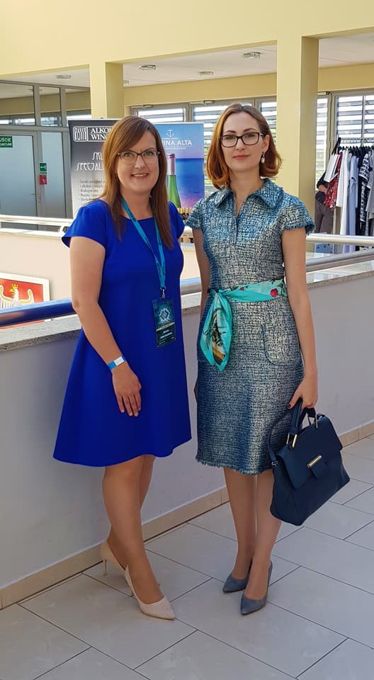 <img scr="https://www.stylowamoda.pl/osobista-stylistka-olsztyn-zakupy-ze-stylistką-przegląd-szafy.jpg" alt="Zakupy-ze-stylistką-przegląd-szafy-analiza-kolorystyczna-kreowanie-wizerunku-warsztaty-stylu"/>