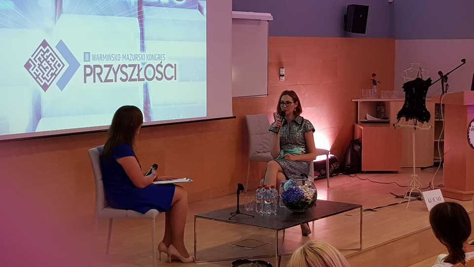 <img scr="https://www.stylowamoda.pl/osobista-stylistka-olsztyn-zakupy-ze-stylistką-przegląd-szafy.jpg" alt="Zakupy-ze-stylistką-przegląd-szafy-analiza-kolorystyczna-kreowanie-wizerunku-warsztaty-stylu"/>