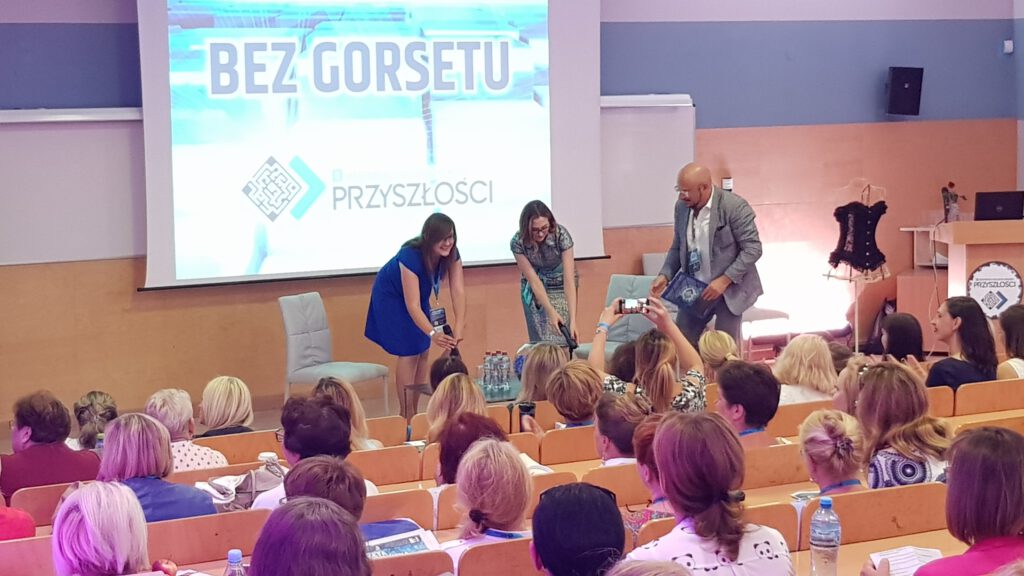 <img scr="https://www.stylowamoda.pl/osobista-stylistka-olsztyn-zakupy-ze-stylistką-przegląd-szafy.jpg" alt="Zakupy-ze-stylistką-przegląd-szafy-analiza-kolorystyczna-kreowanie-wizerunku-warsztaty-stylu"/>