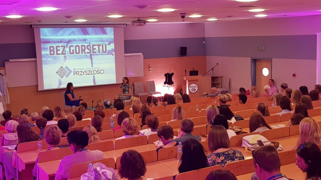 <img scr="https://www.stylowamoda.pl/osobista-stylistka-olsztyn-zakupy-ze-stylistką-przegląd-szafy.jpg" alt="Zakupy-ze-stylistką-przegląd-szafy-analiza-kolorystyczna-kreowanie-wizerunku-warsztaty-stylu"/>