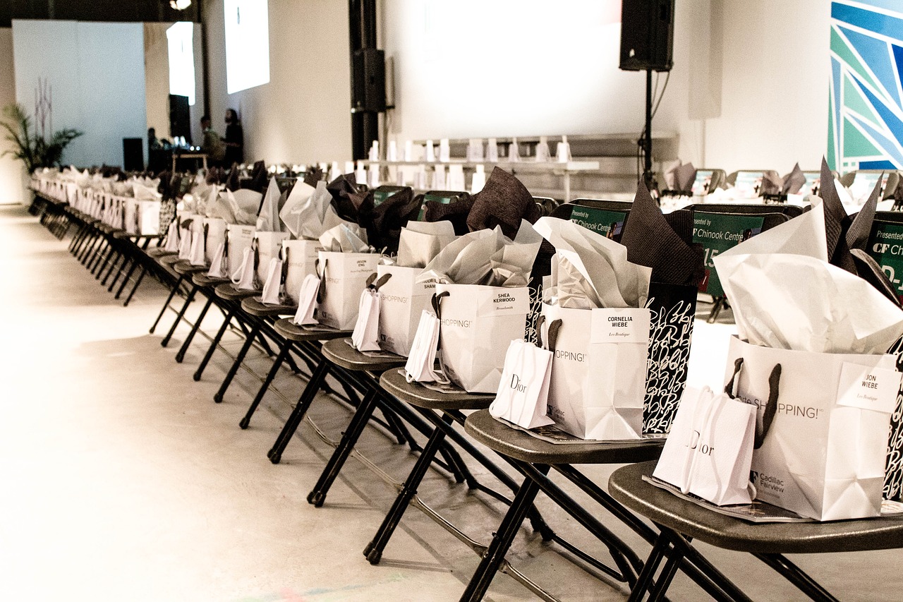 <img scr="https://www.stylowamoda.pl/osobista-stylistka-zakupy-ze-stylistką-olsztyn-warszawa.jpg" alt="Zakupy-ze-stylistką-przegląd-szafy-analiza-kolorystyczna-kreowanie-wizerunku-warszawa-olsztyn-trójmiasto-poznań"/>