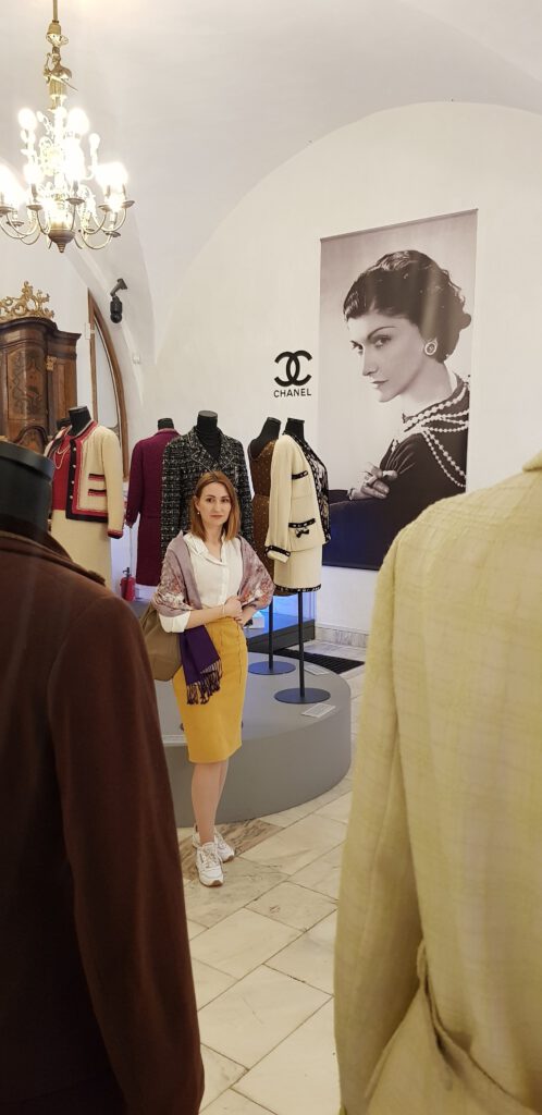 <img scr="https://www.stylowamoda.pl/osobista-stylistka.jpg" alt="Zakupy-ze-stylistką-przegląd-szafy-analiza-kolorystyczna-kreowanie-wizerunku-osobista-stylistka-warszawa-olsztyn-trójmiasto-poznań"/>
