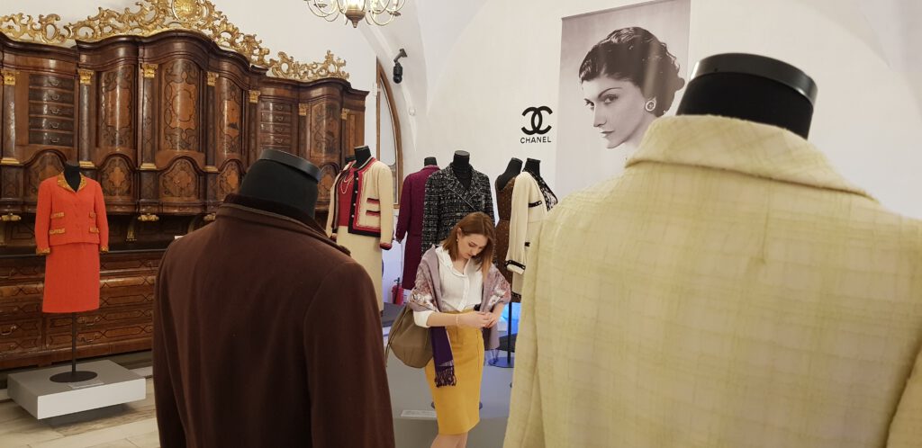 <img scr="https://www.stylowamoda.pl/osobista-stylistka.jpg" alt="Zakupy-ze-stylistką-przegląd-szafy-analiza-kolorystyczna-kreowanie-wizerunku-osobista-stylistka-warszawa-olsztyn-trójmiasto-poznań"/>
