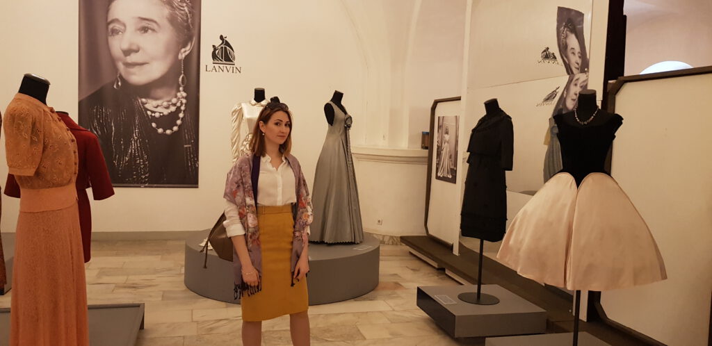 <img scr="https://www.stylowamoda.pl/osobista-stylistka.jpg" alt="Zakupy-ze-stylistką-przegląd-szafy-analiza-kolorystyczna-kreowanie-wizerunku-osobista-stylistka-warszawa-olsztyn-trójmiasto-poznań"/>