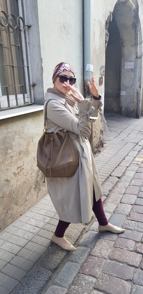 <img scr="https://www.stylowamoda.pl/osobista-stylistka.jpg" alt="Zakupy-ze-stylistką-przegląd-szafy-analiza-kolorystyczna-kreowanie-wizerunku-warszawa-olsztyn-trójmiasto-poznań"/>