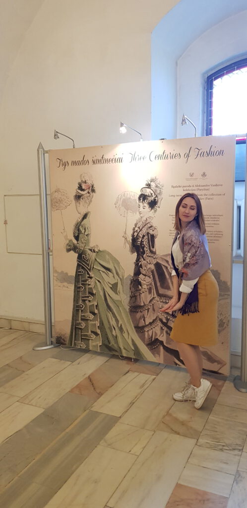 <img scr="https://www.stylowamoda.pl/osobista-stylistka.jpg" alt="Zakupy-ze-stylistką-przegląd-szafy-analiza-kolorystyczna-kreowanie-wizerunku-warszawa-olsztyn-trójmiasto-poznań"/>