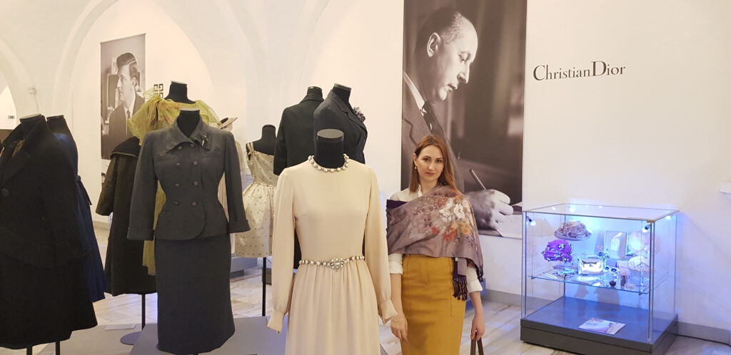 <img scr="https://www.stylowamoda.pl/osobista-stylistka.jpg" alt="Zakupy-ze-stylistką-przegląd-szafy-analiza-kolorystyczna-kreowanie-wizerunku-osobista-stylistka-warszawa-olsztyn-trójmiasto-poznań"/>