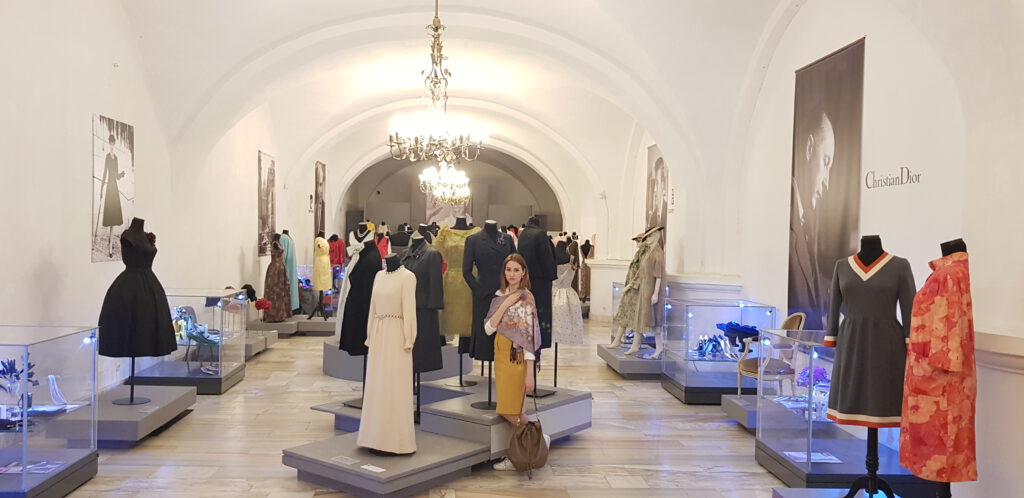 <img scr="https://www.stylowamoda.pl/osobista-stylistka.jpg" alt="Zakupy-ze-stylistką-przegląd-szafy-analiza-kolorystyczna-kreowanie-wizerunku-osobista-stylistka-warszawa-olsztyn-trójmiasto-poznań"/>