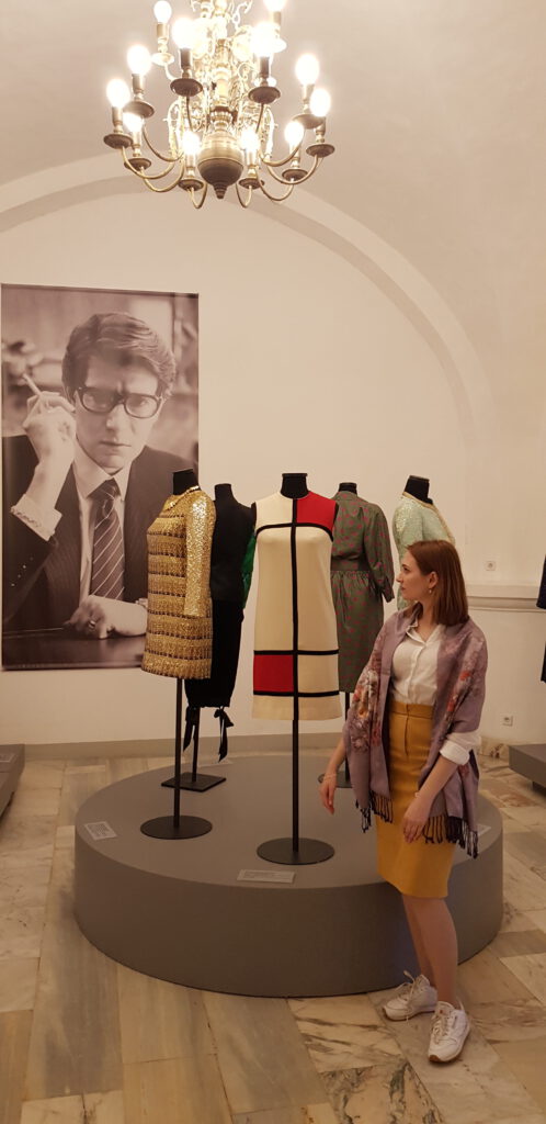 <img scr="https://www.stylowamoda.pl/osobista-stylistka.jpg" alt="Zakupy-ze-stylistką-przegląd-szafy-analiza-kolorystyczna-kreowanie-wizerunku-osobista-stylistka-warszawa-olsztyn-trójmiasto-poznań"/>