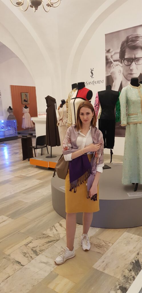<img scr="https://www.stylowamoda.pl/osobista-stylistka.jpg" alt="Zakupy-ze-stylistką-przegląd-szafy-analiza-kolorystyczna-kreowanie-wizerunku-osobista-stylistka-warszawa-olsztyn-trójmiasto-poznań"/>