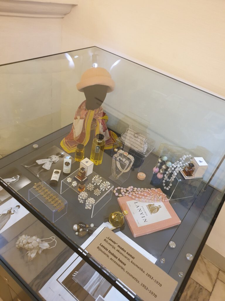 <img scr="https://www.stylowamoda.pl/osobista-stylistka.jpg" alt="Zakupy-ze-stylistką-przegląd-szafy-analiza-kolorystyczna-kreowanie-wizerunku-warszawa-olsztyn-trójmiasto-poznań"/>