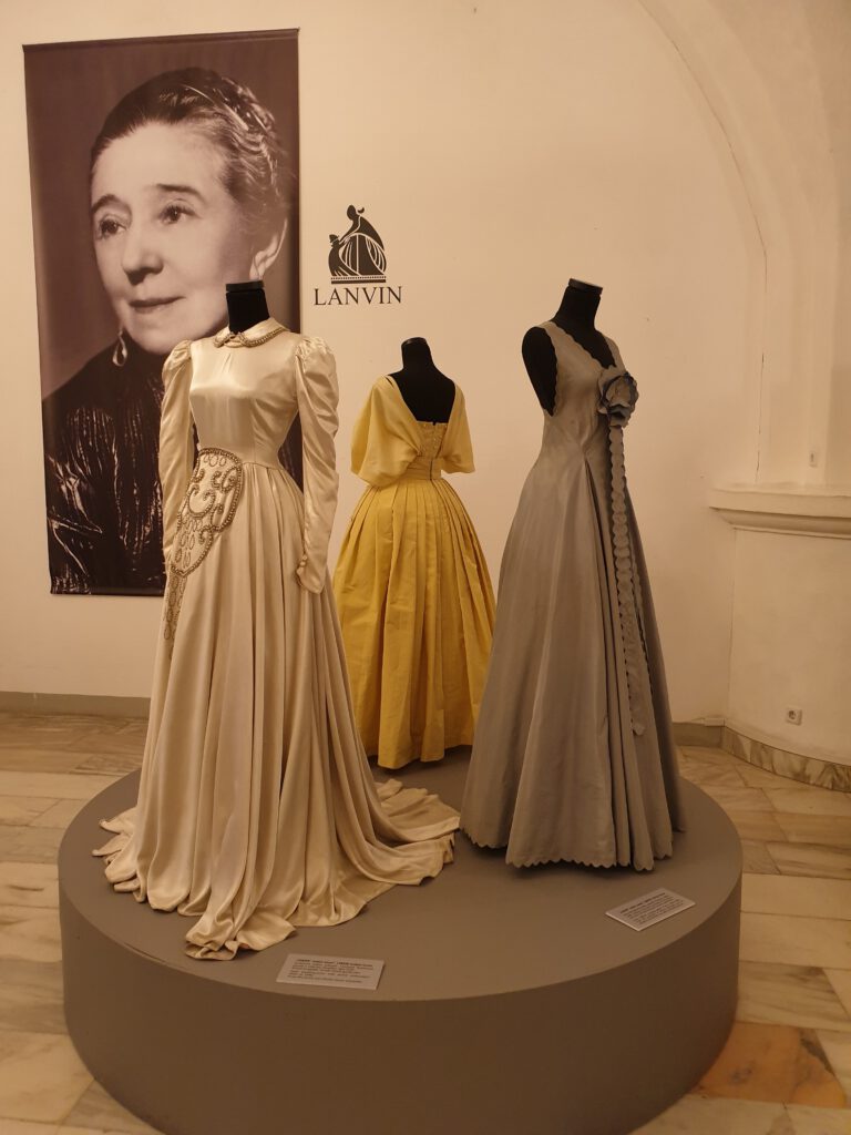 <img scr="https://www.stylowamoda.pl/osobista-stylistka.jpg" alt="Zakupy-ze-stylistką-przegląd-szafy-analiza-kolorystyczna-kreowanie-wizerunku-warszawa-olsztyn-trójmiasto-poznań"/>
