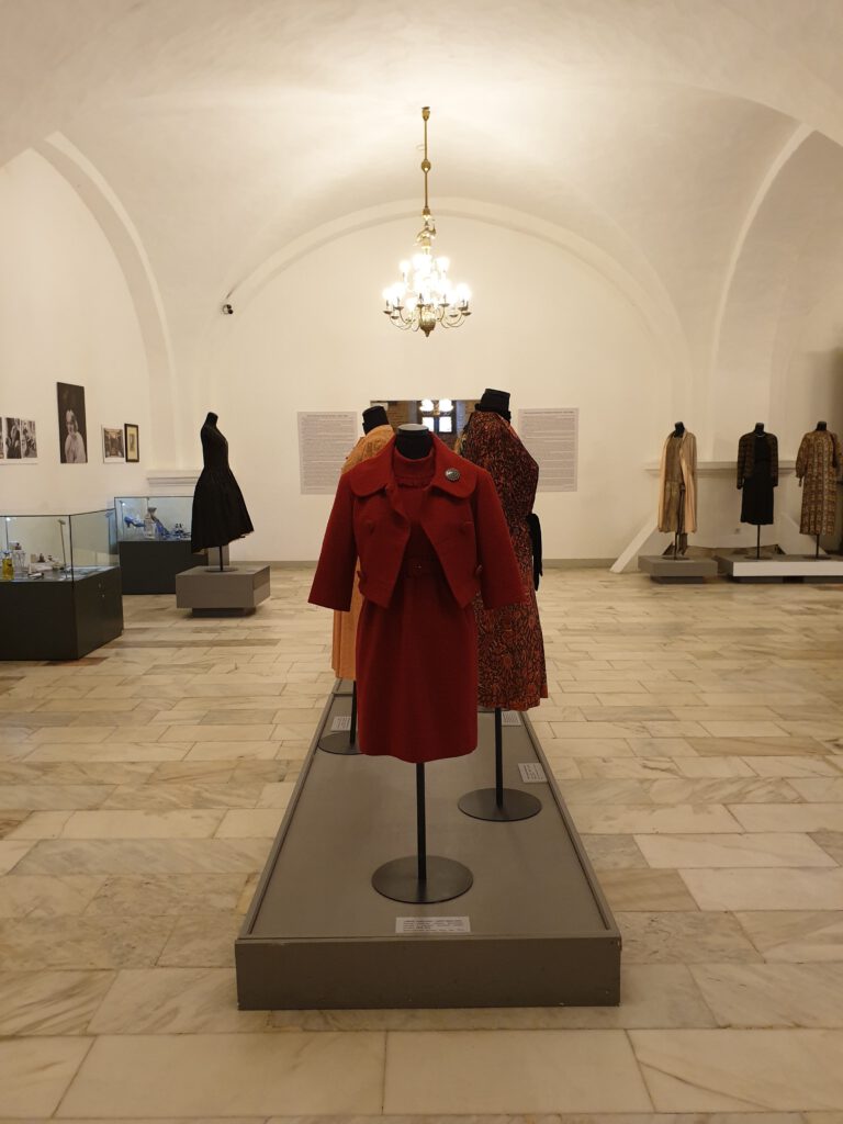 <img scr="https://www.stylowamoda.pl/osobista-stylistka.jpg" alt="Zakupy-ze-stylistką-przegląd-szafy-analiza-kolorystyczna-kreowanie-wizerunku-warszawa-olsztyn-trójmiasto-poznań"/>