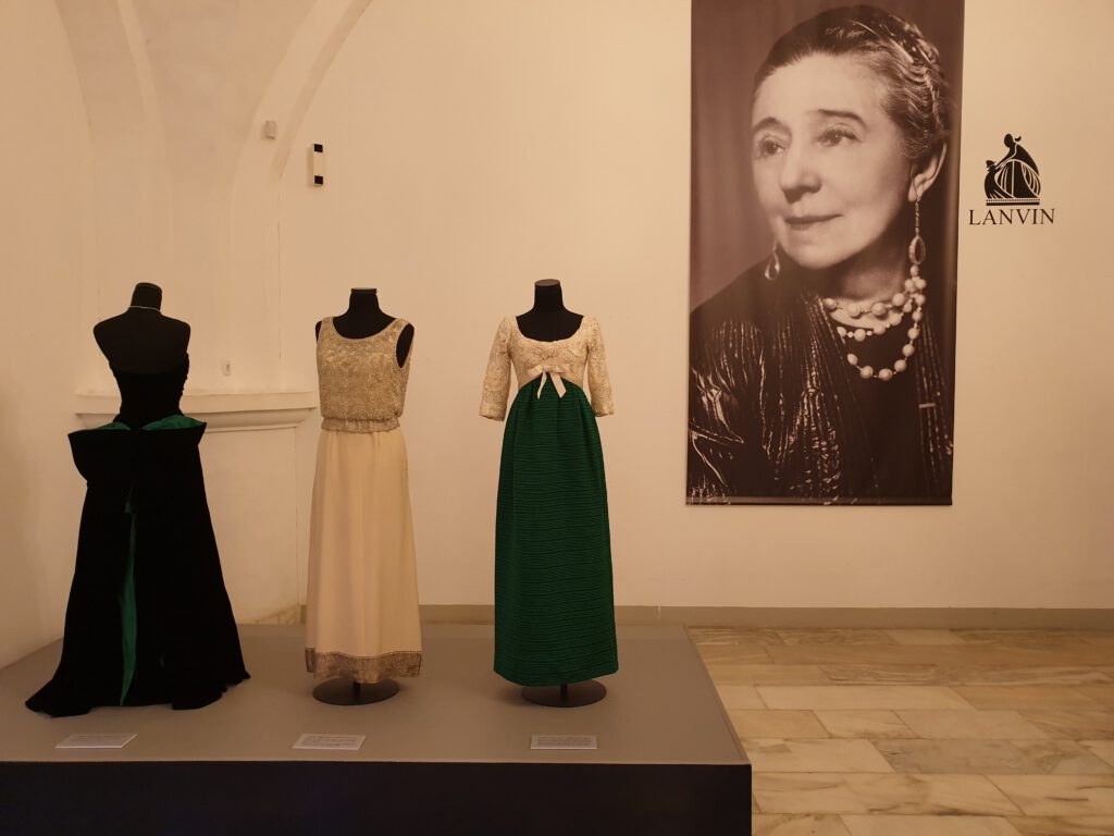 <img scr="https://www.stylowamoda.pl/osobista-stylistka.jpg" alt="Zakupy-ze-stylistką-przegląd-szafy-analiza-kolorystyczna-kreowanie-wizerunku-warszawa-olsztyn-trójmiasto-poznań"/>