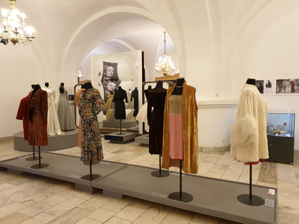 <img scr="https://www.stylowamoda.pl/osobista-stylistka.jpg" alt="Zakupy-ze-stylistką-przegląd-szafy-analiza-kolorystyczna-kreowanie-wizerunku-warszawa-olsztyn-trójmiasto-poznań"/>