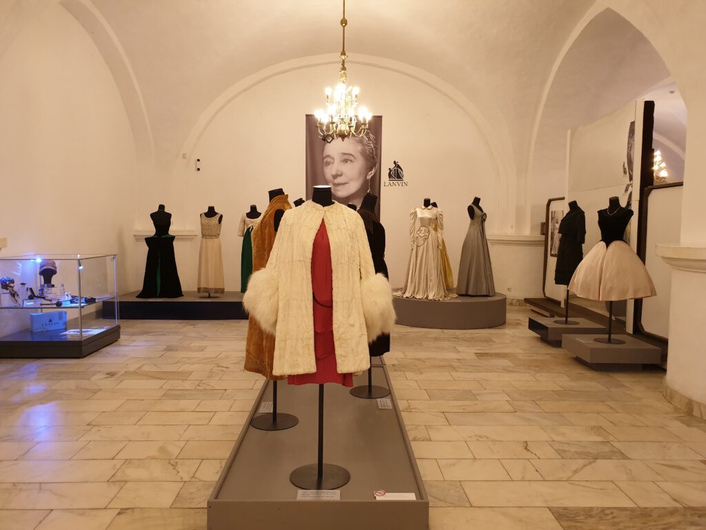 <img scr="https://www.stylowamoda.pl/osobista-stylistka.jpg" alt="Zakupy-ze-stylistką-przegląd-szafy-analiza-kolorystyczna-kreowanie-wizerunku-warszawa-olsztyn-trójmiasto-poznań"/>