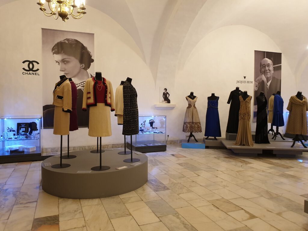 <img scr="https://www.stylowamoda.pl/osobista-stylistka.jpg" alt="Zakupy-ze-stylistką-przegląd-szafy-analiza-kolorystyczna-kreowanie-wizerunku-warszawa-olsztyn-trójmiasto-poznań"/>