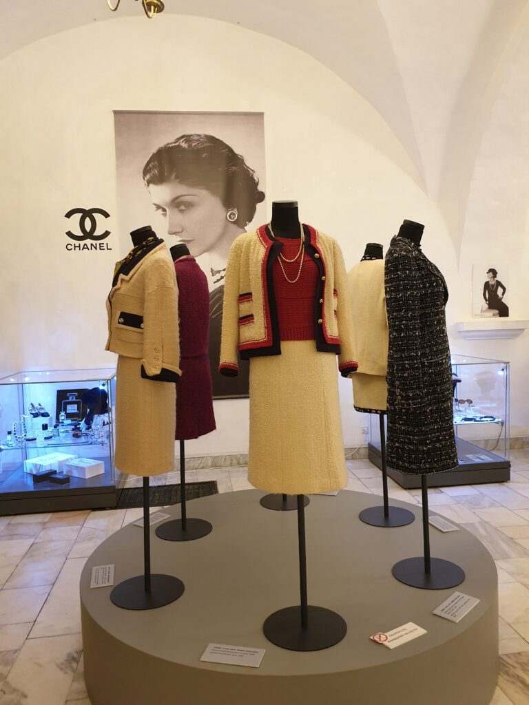 <img scr="https://www.stylowamoda.pl/osobista-stylistka.jpg" alt="Zakupy-ze-stylistką-przegląd-szafy-analiza-kolorystyczna-kreowanie-wizerunku-warszawa-olsztyn-trójmiasto-poznań"/>