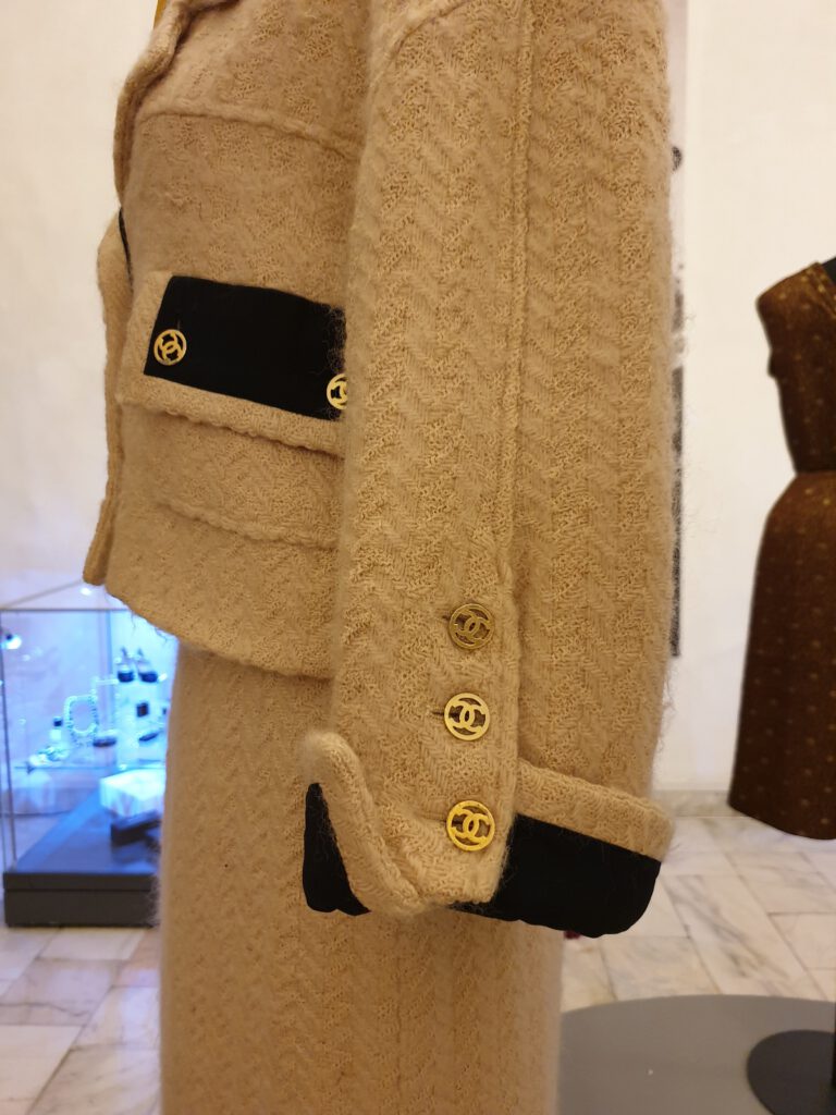 <img scr="https://www.stylowamoda.pl/osobista-stylistka.jpg" alt="Zakupy-ze-stylistką-przegląd-szafy-analiza-kolorystyczna-kreowanie-wizerunku-warszawa-olsztyn-trójmiasto-poznań"/>