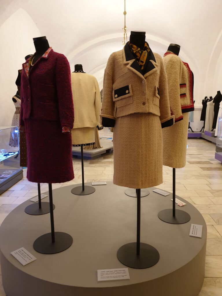 <img scr="https://www.stylowamoda.pl/osobista-stylistka.jpg" alt="Zakupy-ze-stylistką-przegląd-szafy-analiza-kolorystyczna-kreowanie-wizerunku-warszawa-olsztyn-trójmiasto-poznań"/>