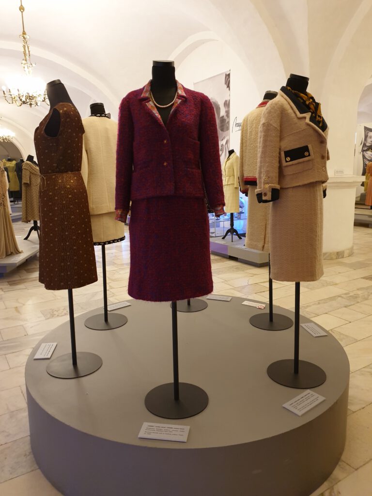 <img scr="https://www.stylowamoda.pl/osobista-stylistka.jpg" alt="Zakupy-ze-stylistką-przegląd-szafy-analiza-kolorystyczna-kreowanie-wizerunku-warszawa-olsztyn-trójmiasto-poznań"/>