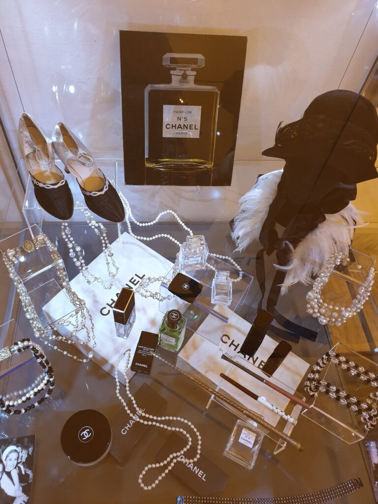 <img scr="https://www.stylowamoda.pl/osobista-stylistka.jpg" alt="Zakupy-ze-stylistką-przegląd-szafy-analiza-kolorystyczna-kreowanie-wizerunku-warszawa-olsztyn-trójmiasto-poznań"/>