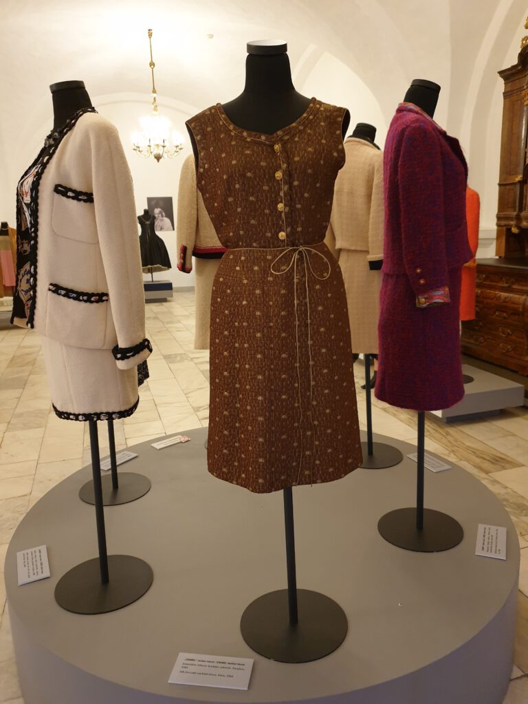 <img scr="https://www.stylowamoda.pl/osobista-stylistka.jpg" alt="Zakupy-ze-stylistką-przegląd-szafy-analiza-kolorystyczna-kreowanie-wizerunku-warszawa-olsztyn-trójmiasto-poznań"/>