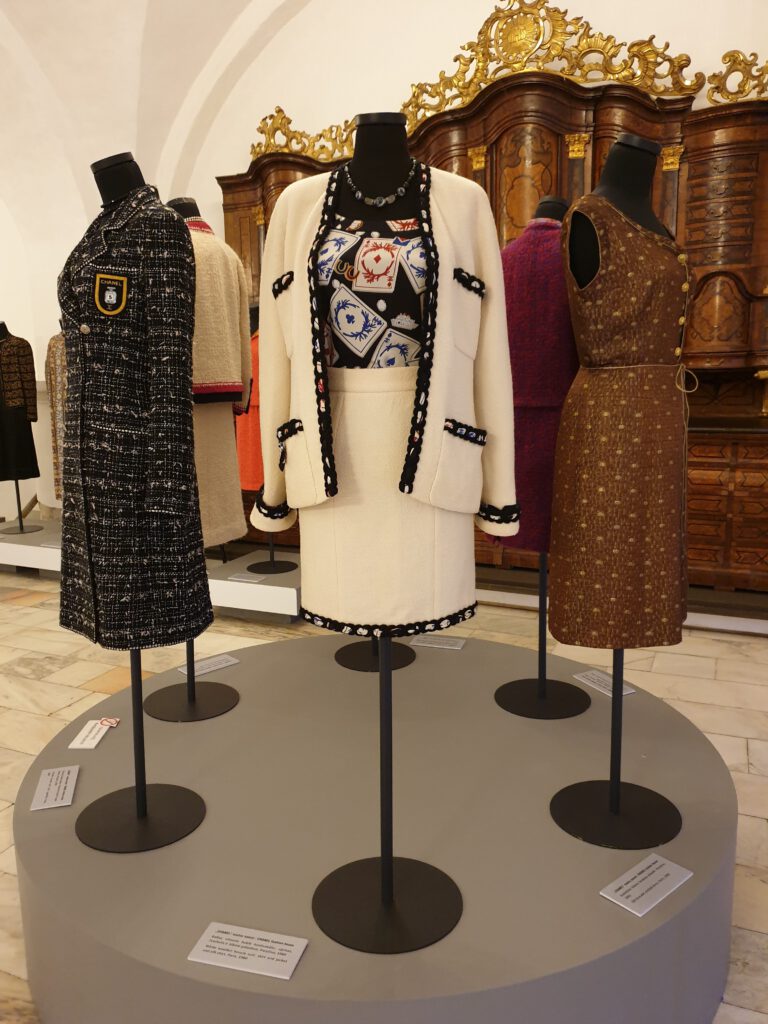 <img scr="https://www.stylowamoda.pl/osobista-stylistka.jpg" alt="Zakupy-ze-stylistką-przegląd-szafy-analiza-kolorystyczna-kreowanie-wizerunku-warszawa-olsztyn-trójmiasto-poznań"/>
