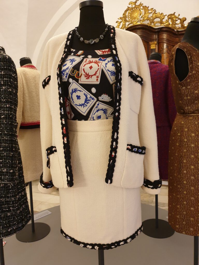<img scr="https://www.stylowamoda.pl/osobista-stylistka.jpg" alt="Zakupy-ze-stylistką-przegląd-szafy-analiza-kolorystyczna-kreowanie-wizerunku-warszawa-olsztyn-trójmiasto-poznań"/>
