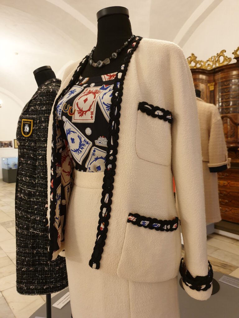 <img scr="https://www.stylowamoda.pl/osobista-stylistka.jpg" alt="Zakupy-ze-stylistką-przegląd-szafy-analiza-kolorystyczna-kreowanie-wizerunku-warszawa-olsztyn-trójmiasto-poznań"/>