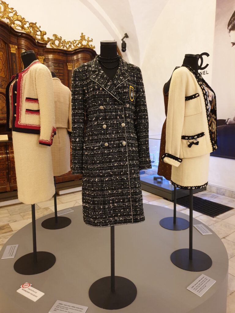 <img scr="https://www.stylowamoda.pl/osobista-stylistka.jpg" alt="Zakupy-ze-stylistką-przegląd-szafy-analiza-kolorystyczna-kreowanie-wizerunku-warszawa-olsztyn-trójmiasto-poznań"/>