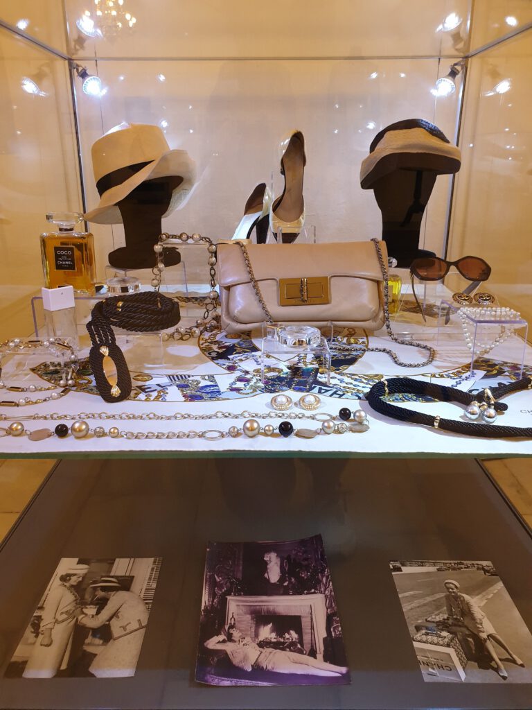 <img scr="https://www.stylowamoda.pl/osobista-stylistka.jpg" alt="Zakupy-ze-stylistką-przegląd-szafy-analiza-kolorystyczna-kreowanie-wizerunku-warszawa-olsztyn-trójmiasto-poznań"/>