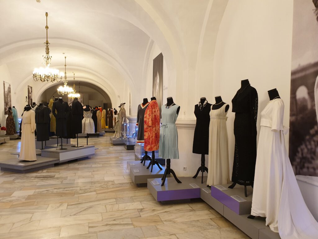 <img scr="https://www.stylowamoda.pl/osobista-stylistka.jpg" alt="Zakupy-ze-stylistką-przegląd-szafy-analiza-kolorystyczna-kreowanie-wizerunku-warszawa-olsztyn-trójmiasto-poznań"/>