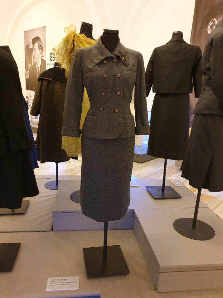<img scr="https://www.stylowamoda.pl/osobista-stylistka.jpg" alt="Zakupy-ze-stylistką-przegląd-szafy-analiza-kolorystyczna-kreowanie-wizerunku-warszawa-olsztyn-trójmiasto-poznań"/>