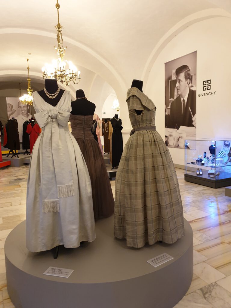 <img scr="https://www.stylowamoda.pl/osobista-stylistka.jpg" alt="Zakupy-ze-stylistką-przegląd-szafy-analiza-kolorystyczna-kreowanie-wizerunku-warszawa-olsztyn-trójmiasto-poznań"/>