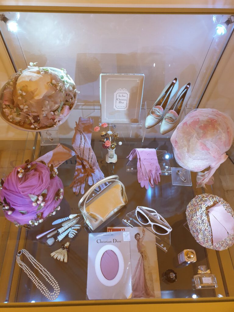 <img scr="https://www.stylowamoda.pl/osobista-stylistka.jpg" alt="Zakupy-ze-stylistką-przegląd-szafy-analiza-kolorystyczna-kreowanie-wizerunku-warszawa-olsztyn-trójmiasto-poznań"/>