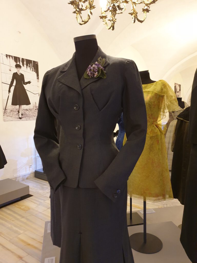 <img scr="https://www.stylowamoda.pl/osobista-stylistka.jpg" alt="Zakupy-ze-stylistką-przegląd-szafy-analiza-kolorystyczna-kreowanie-wizerunku-warszawa-olsztyn-trójmiasto-poznań"/>