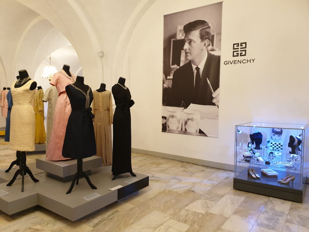 <img scr="https://www.stylowamoda.pl/osobista-stylistka.jpg" alt="Zakupy-ze-stylistką-przegląd-szafy-analiza-kolorystyczna-kreowanie-wizerunku-warszawa-olsztyn-trójmiasto-poznań"/>