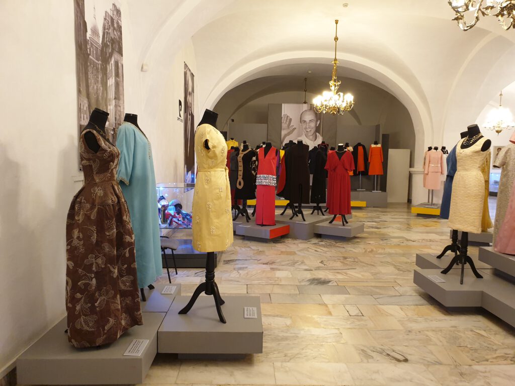 <img scr="https://www.stylowamoda.pl/osobista-stylistka.jpg" alt="Zakupy-ze-stylistką-przegląd-szafy-analiza-kolorystyczna-kreowanie-wizerunku-warszawa-olsztyn-trójmiasto-poznań"/>