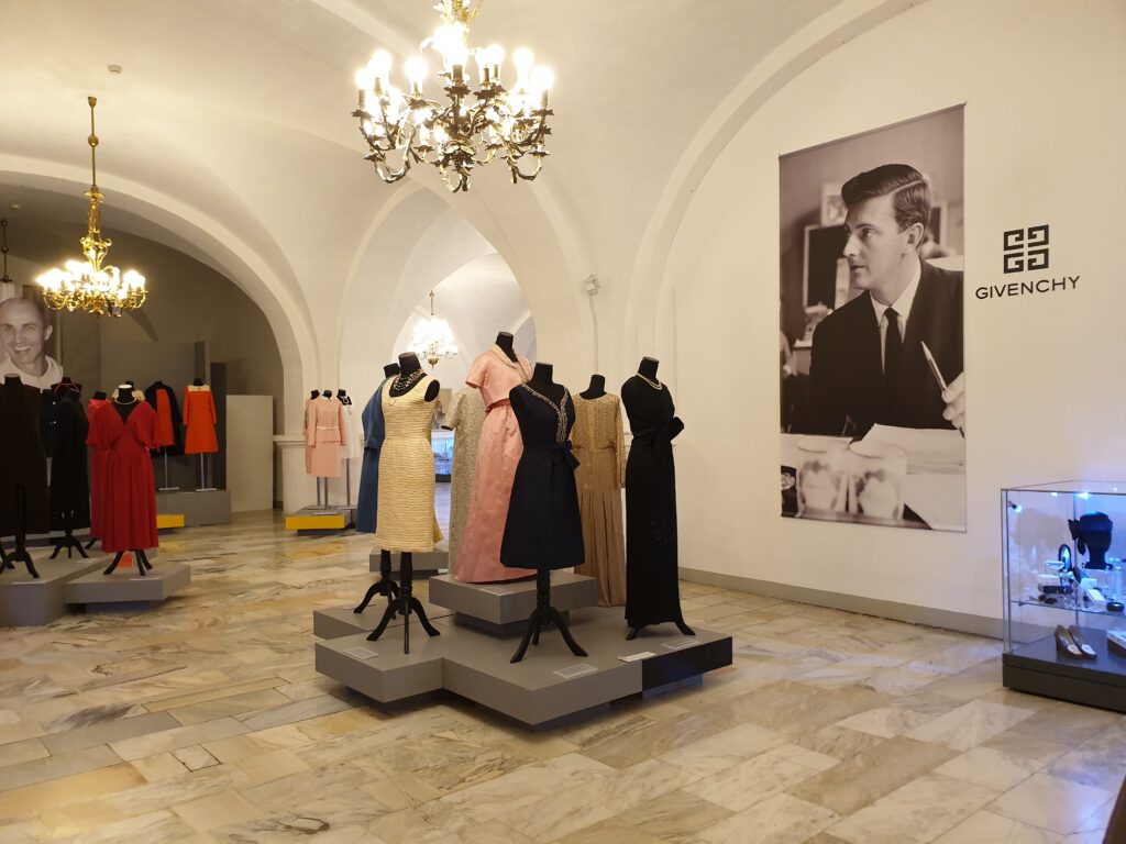 <img scr="https://www.stylowamoda.pl/osobista-stylistka.jpg" alt="Zakupy-ze-stylistką-przegląd-szafy-analiza-kolorystyczna-kreowanie-wizerunku-warszawa-olsztyn-trójmiasto-poznań"/>