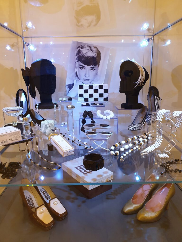 <img scr="https://www.stylowamoda.pl/osobista-stylistka.jpg" alt="Zakupy-ze-stylistką-przegląd-szafy-analiza-kolorystyczna-kreowanie-wizerunku-warszawa-olsztyn-trójmiasto-poznań"/>