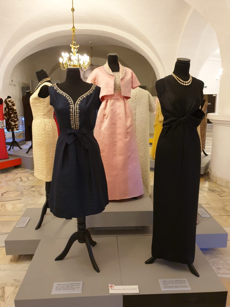 <img scr="https://www.stylowamoda.pl/osobista-stylistka.jpg" alt="Zakupy-ze-stylistką-przegląd-szafy-analiza-kolorystyczna-kreowanie-wizerunku-warszawa-olsztyn-trójmiasto-poznań"/>