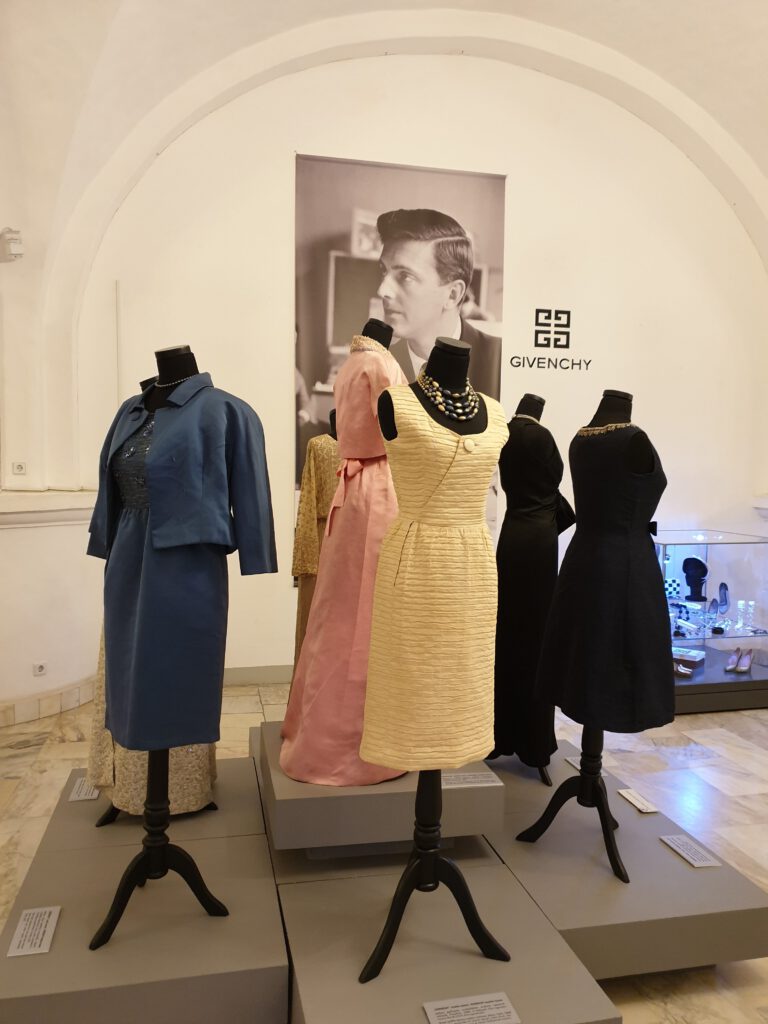 <img scr="https://www.stylowamoda.pl/osobista-stylistka.jpg" alt="Zakupy-ze-stylistką-przegląd-szafy-analiza-kolorystyczna-kreowanie-wizerunku-warszawa-olsztyn-trójmiasto-poznań"/>