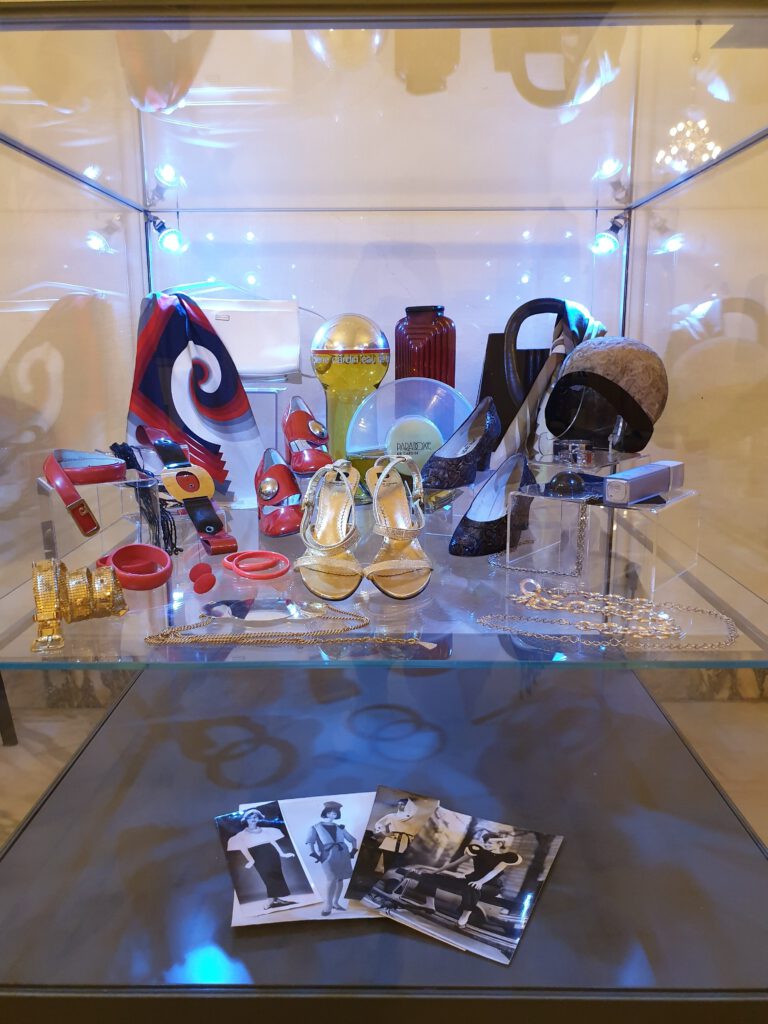 <img scr="https://www.stylowamoda.pl/osobista-stylistka.jpg" alt="Zakupy-ze-stylistką-przegląd-szafy-analiza-kolorystyczna-kreowanie-wizerunku-warszawa-olsztyn-trójmiasto-poznań"/>