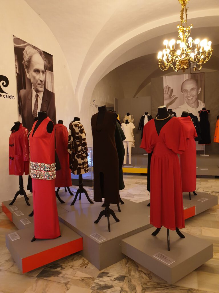 <img scr="https://www.stylowamoda.pl/osobista-stylistka.jpg" alt="Zakupy-ze-stylistką-przegląd-szafy-analiza-kolorystyczna-kreowanie-wizerunku-warszawa-olsztyn-trójmiasto-poznań"/>