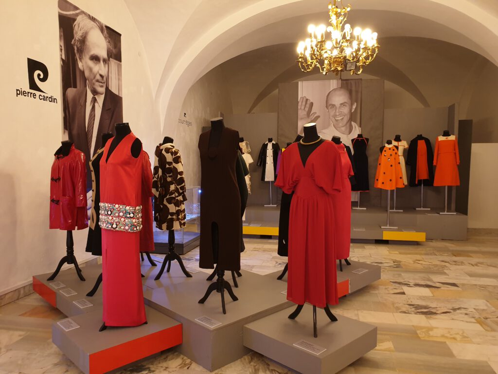 <img scr="https://www.stylowamoda.pl/osobista-stylistka.jpg" alt="Zakupy-ze-stylistką-przegląd-szafy-analiza-kolorystyczna-kreowanie-wizerunku-warszawa-olsztyn-trójmiasto-poznań"/>