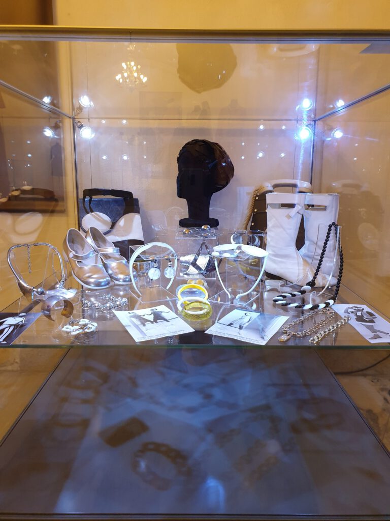 <img scr="https://www.stylowamoda.pl/osobista-stylistka.jpg" alt="Zakupy-ze-stylistką-przegląd-szafy-analiza-kolorystyczna-kreowanie-wizerunku-warszawa-olsztyn-trójmiasto-poznań"/>