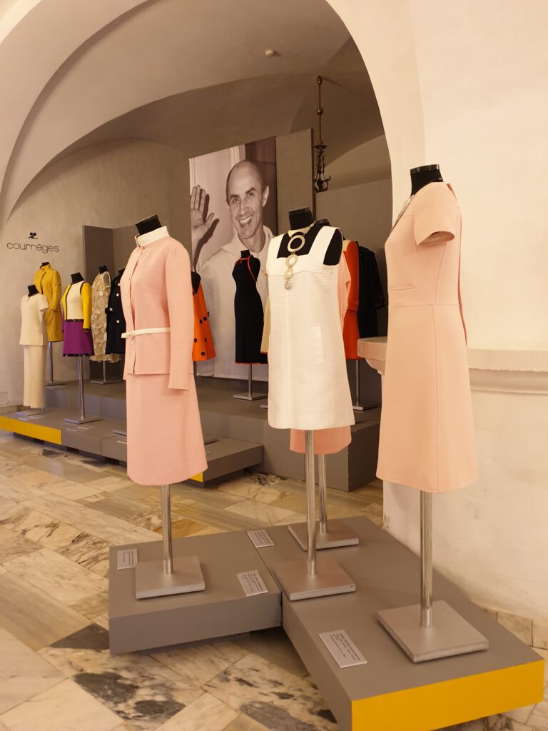 <img scr="https://www.stylowamoda.pl/osobista-stylistka.jpg" alt="Zakupy-ze-stylistką-przegląd-szafy-analiza-kolorystyczna-kreowanie-wizerunku-warszawa-olsztyn-trójmiasto-poznań"/>